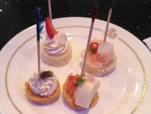 Queen Mary 2_commodore club nibbles