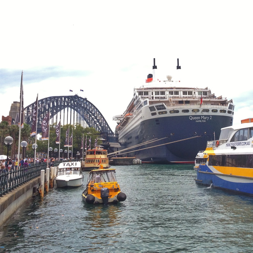 Queen Mary 2_sydney harbour bridge