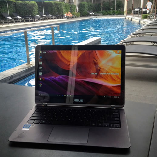 asus-zenbook-flip-poolside-solo