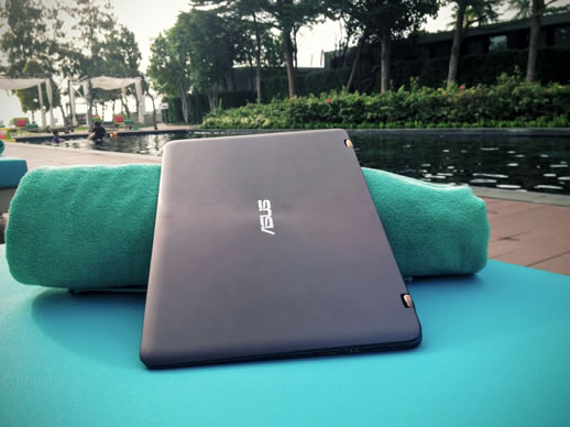 asus-zenbook-flip-poolside